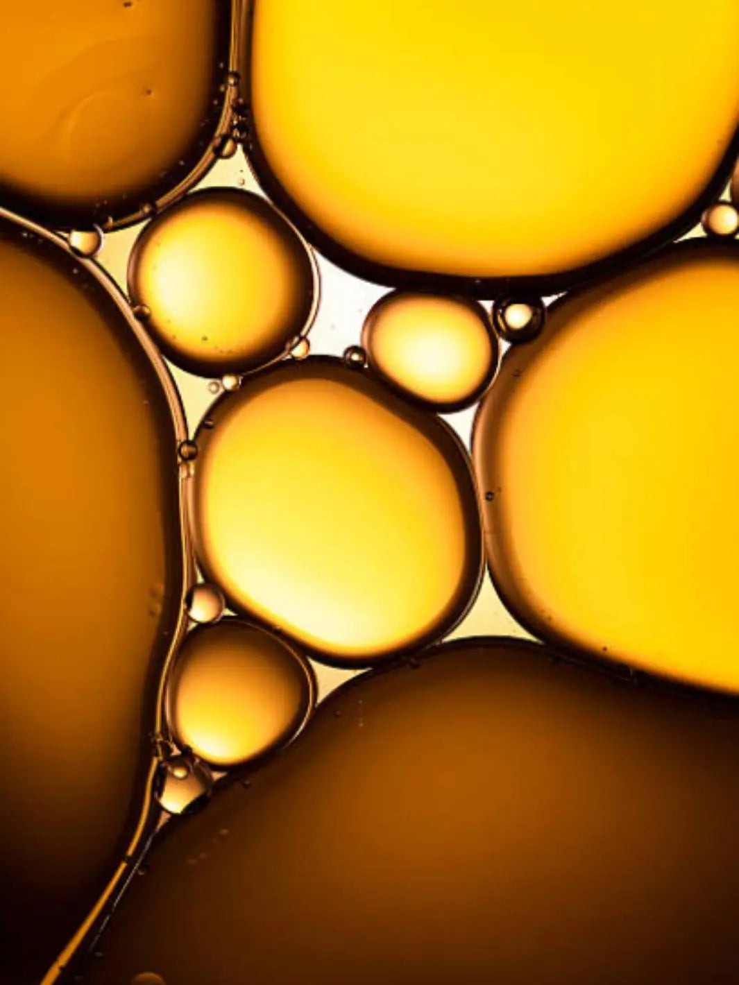 La texture de l'huile solaire permet une sensorialité avec les ingrédients actif
