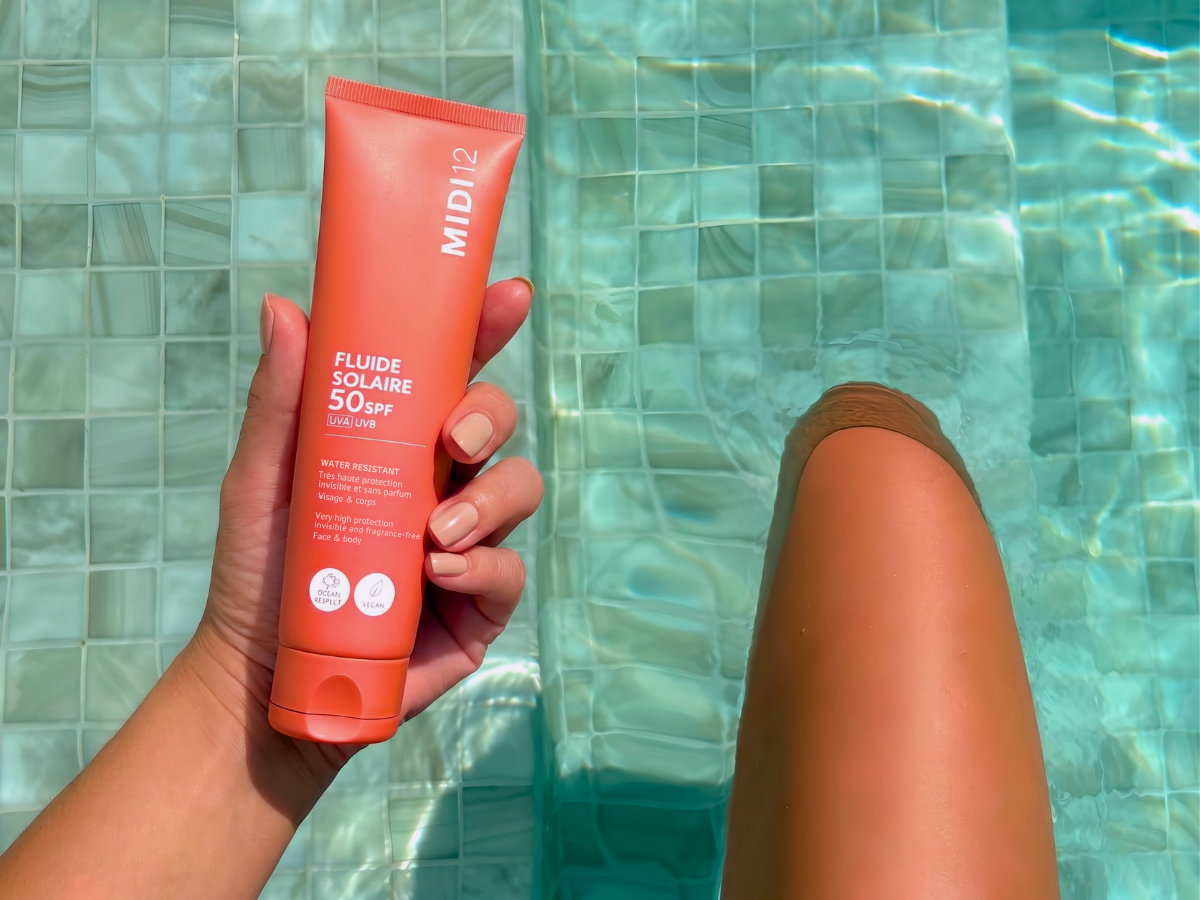 Crème solaire clean SPF50 piscine turquoise et peau bronzée sans trace blanche