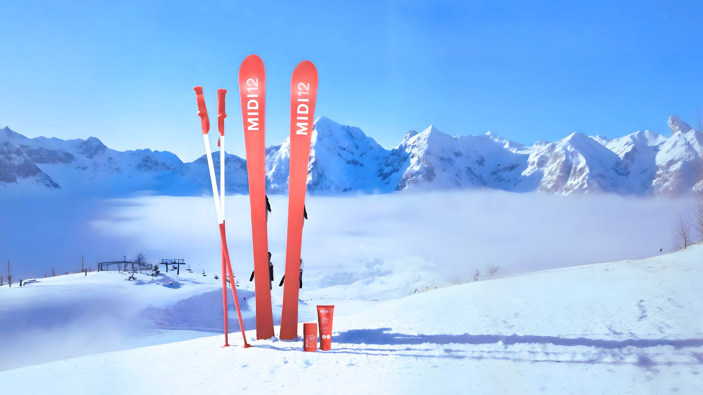 Skis MIDI12 dans la neige en haut des montagnes. Stick Solaire SPF50 + et Crème Solaire SPF50+ format idéal pour le ski.