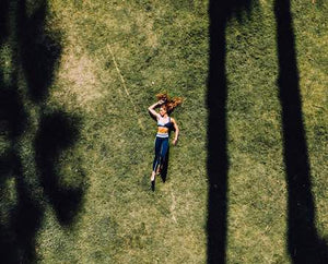 photo femme allongée dans l'herbe